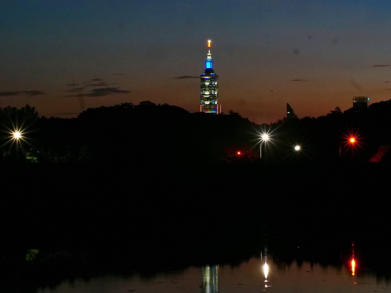 夜幕低垂的湖光山色